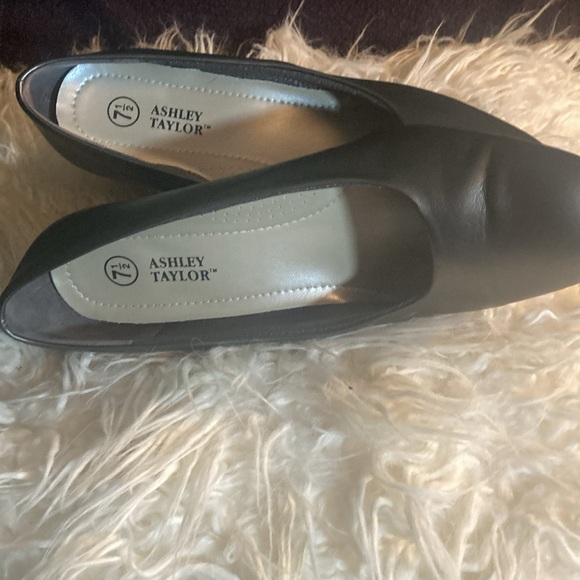 New Women’s Ashley Taylor’s Gray Dress Pumps
7 1/2. - Picture 9 of 10